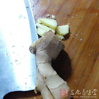 鲜生姜切片炒热敷于膝上，两个晚上后再将陈小麦打碎，炒热包之