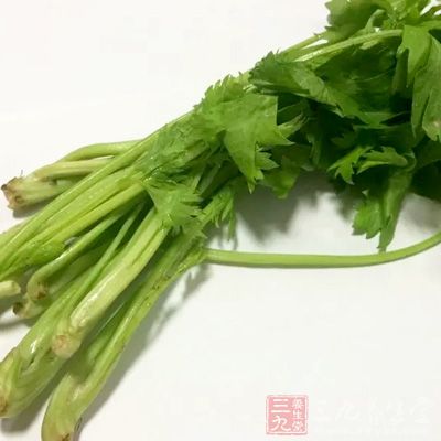 西芹250克，腰果50克