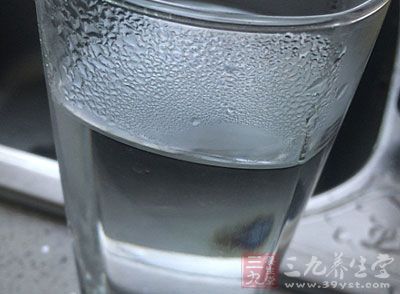 要注意多飲水、多食用些潤燥的食物，少吃辛辣刺激性食物