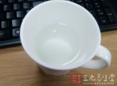 只能不停的喝水來補(bǔ)充我們體內(nèi)和皮膚的水分