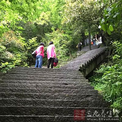 登山可以放松人的心理压力,调节人体紧张情绪的作用