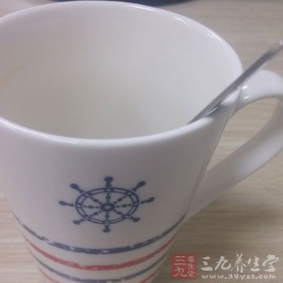 每天喝6杯水