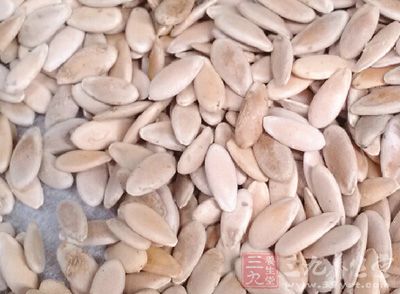 甜瓜子，又称香瓜子，一年生蔓生草本，夏秋时果蔬成熟，种子为扁平长卵形