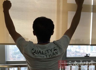 通过纤状管由口腔直接伸入胃体内 通过纤状管由口腔直接伸入胃体内