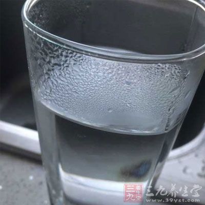 水是关节、肌肉的润滑剂，对人体组织和器官起一定缓冲作用。