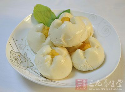 應(yīng)多吃些含堿的食物，如堿面饅頭