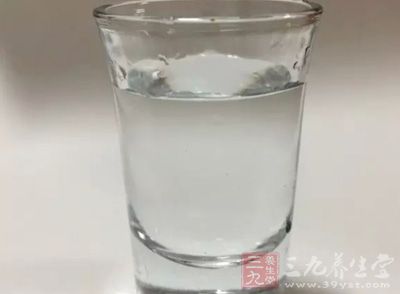 每天尽可能的多喝水，每天喝8大杯，大概1500毫升