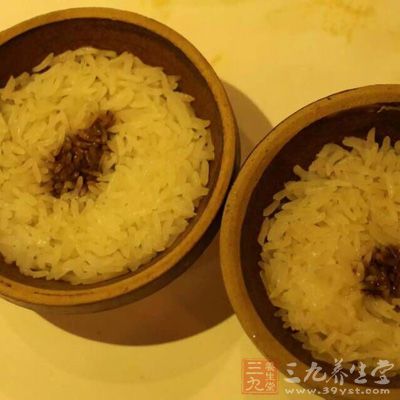 由于人体摄入的热量主要来自主食(如米、面)和脂肪、蛋白质，因此应首先吃好三顿正餐