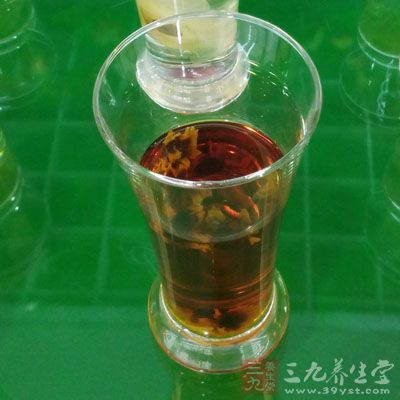 他們就直接喝一杯隔夜的茶水或開水