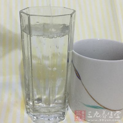 晨起喝冰水或者是涼水會(huì)使胃腸粘膜突然遇冷