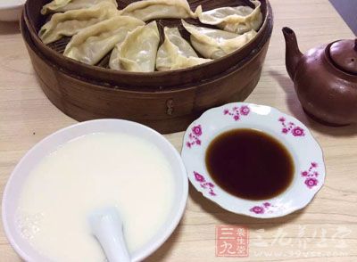 喝一点豆浆、麦乳精之类的饮料