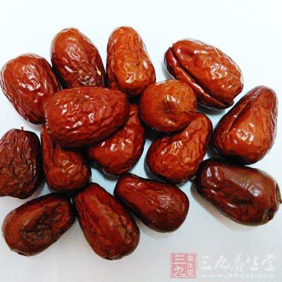 红枣为补养佳品，食疗药膳中常加入红枣补养身体