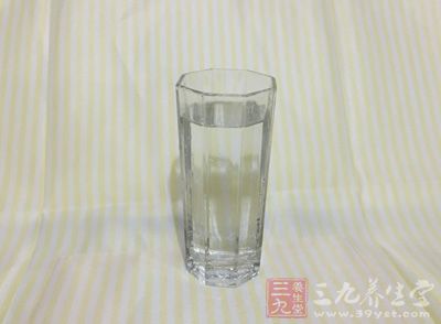 準(zhǔn)備適量的溫水