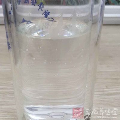 冬天氣候干燥，人體極易缺水，常喝白開水