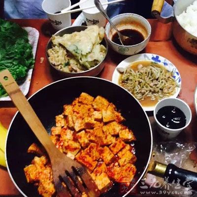 调整饮食:应减少蛋白质的摄入量 调整饮食:应减少蛋白质的摄入量