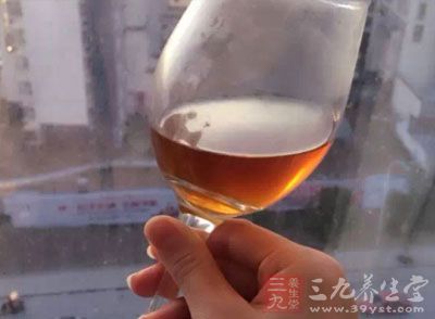 身體散發(fā)著酒味，或者口中散發(fā)著濃烈的酒味見于大量飲酒后或者醉酒者。