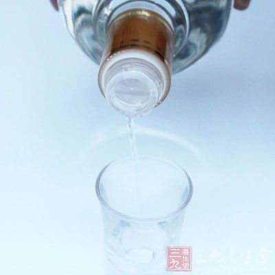喝白酒时要多喝白开水，以利于酒精尽快随尿排出体外
