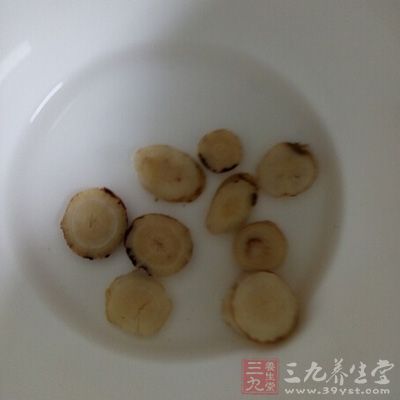 黄芪是百姓经常食用的纯天然品，民间流传着“常喝黄芪汤，防病保健康”的顺口溜