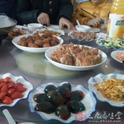 只需要靠健康的饮食和规律的生活习惯来调节