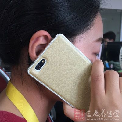 当你常持手机的一侧头部或面部感到有些发热、发烫时,应立即停止通话 当你常持手机的一侧头部或面部感到有些发热、发烫时,应立即停止通话