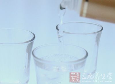 在不到十分钟里，喝下了六斤白酒