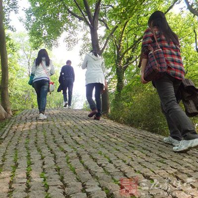 如打打球、做做操、跑跑步等强度不大的有氧运动