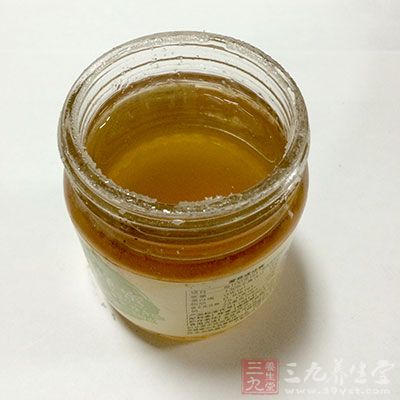 滴几滴蜂蜜到温奶或者香草茶中也是有助于睡前放松的