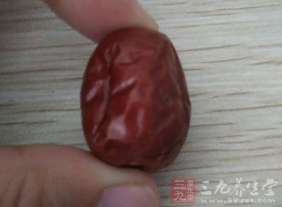 红枣对于眼病、夜盲症、头发枯干、皮肤粗裂、心情烦躁、记忆力减退以及失眠等症状均有一定疗效