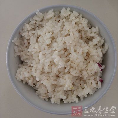 猪肝烩饭原料：米饭125克