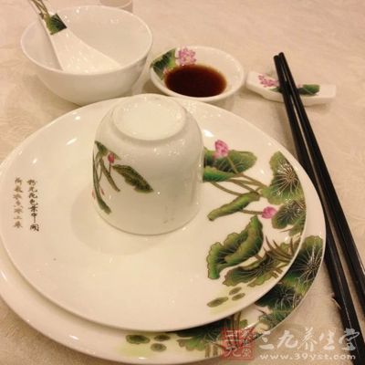 我们也会追求餐具的精巧，就会选择比较美观的餐具