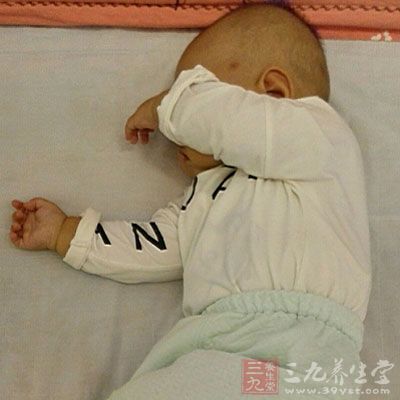 不要在小孩同床共室时裸睡 对于孩童的幼教重视的再好，比不过不良现象的诱导;为人父母，当谨言慎行。