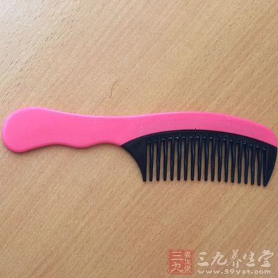 梳子种类多，选择要细心