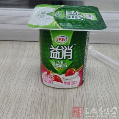 精華涂抹好就可以去倒一杯牛奶