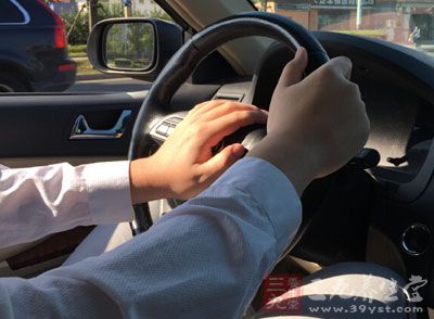 孤身上路搭便车要小心