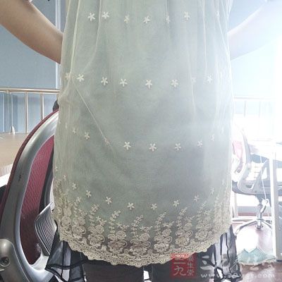 加重颈部和后背的疼痛，皱纹、乳房下垂等问题。