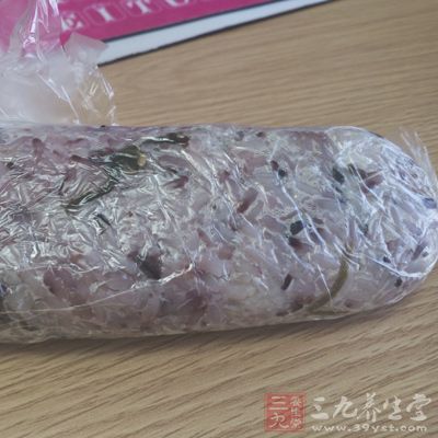 小区门口、公交车站附近卖的包子、茶蛋、肉夹馍、煎饼果子等食品，是他们的第一选择