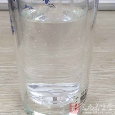 洗澡前、睡觉前应各喝1杯