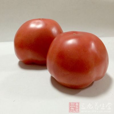 先準(zhǔn)備好番茄兩個(gè)