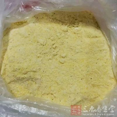 牛奶倒入盛有玉米粉的碗里