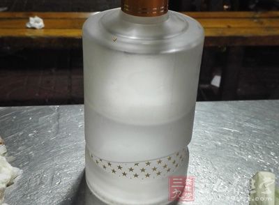 不能喝浓度过高的白酒