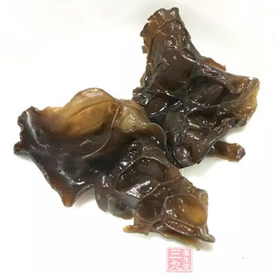 黑木耳瘦肉汤方：黑木耳100克，瘦猪肉100克，红枣5枚，生姜2片