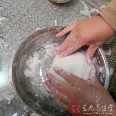 在面粉中加入適量的水，和成軟硬適中的面團(tuán)