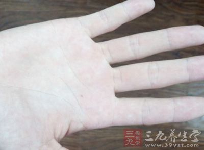 女人手相上的感情线下方，智慧线的上方有一条斜线横空