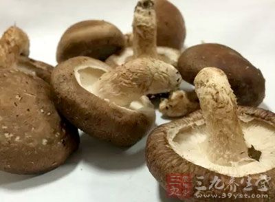 干蘑菇用温水泡开洗净