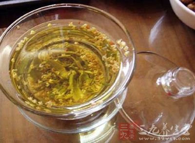 將桂花及冰糖置入杯中，用熱開水沖泡三分鐘， 過濾后即可飲用