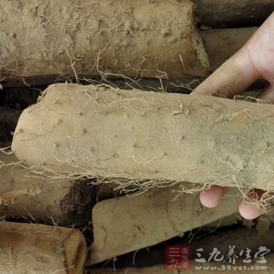 先将山药切成小片，然后与黄芪和麦冬、竹菇一起泡透