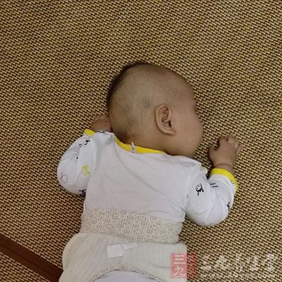 若发现孩子无故反复哭闹，家长要检查一下有无疝气的发生