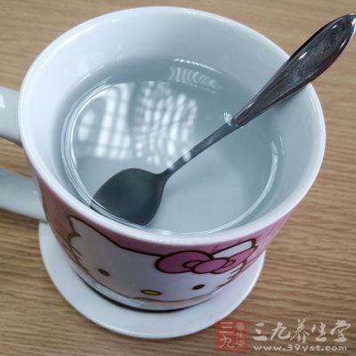 嘴唇干裂除了缺乏维生素以外主要原因还是身体中比较缺水 嘴唇干裂除了缺乏维生素以外主要原因还是身体中比较缺水