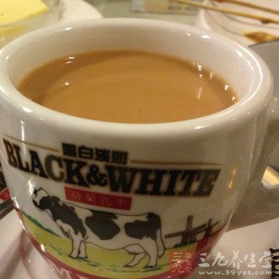 忌睡前飲濃茶、喝咖啡：濃茶、咖啡屬刺激xing飲料，含有能使人精神處于亢奮狀態(tài)的咖啡因等物質(zhì)。睡前喝了易造成入睡困難。