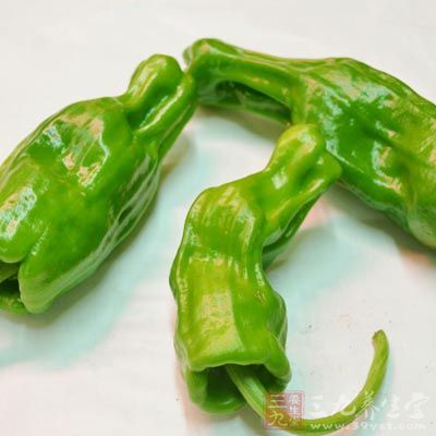 青红椒洗净去蒂切菱形块